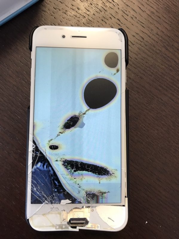 液晶ガラスが割れたiPhone