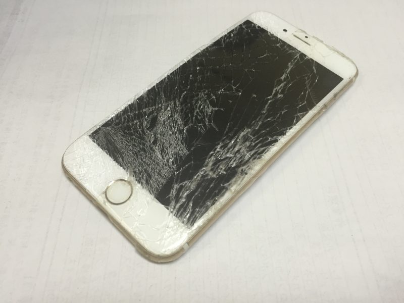 ガラスの割れたiPhone170612