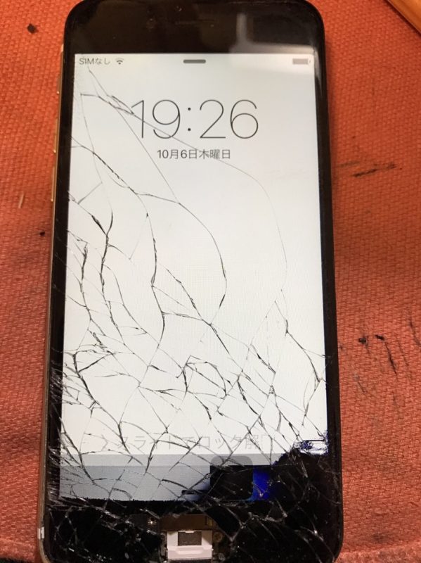 ガラスの割れたiPhone